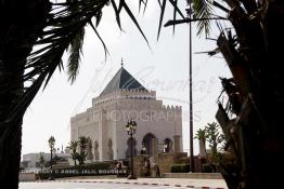 Image du Maroc Professionnelle de  Le tombeau du plus populaire des sultans du Maroc, Mohammed V, père de l’indépendance repose ici dans cette  demeure bâtie en marbre blanc et couronnée par un toit pyramidale orna de tuiles vertes, symbole de la royauté. Sa construction a nécessita une dizaine d’année, au premier plan  les colonnes de l’esplanade de la Mosquée Hassan à Rabat, Jeudi 20 Octobre 2011 ((Photo / Abdeljalil Bounhar) 